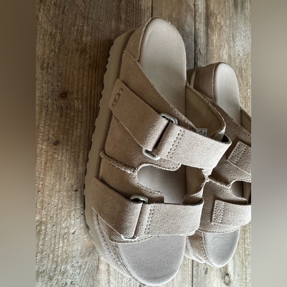 Goldenstar Platform Slide Sandal (Women)
UGG Size 10 $140 - Picture 5 of 8